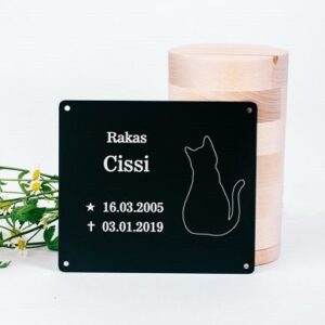 Muistolaatta musta, kissa
