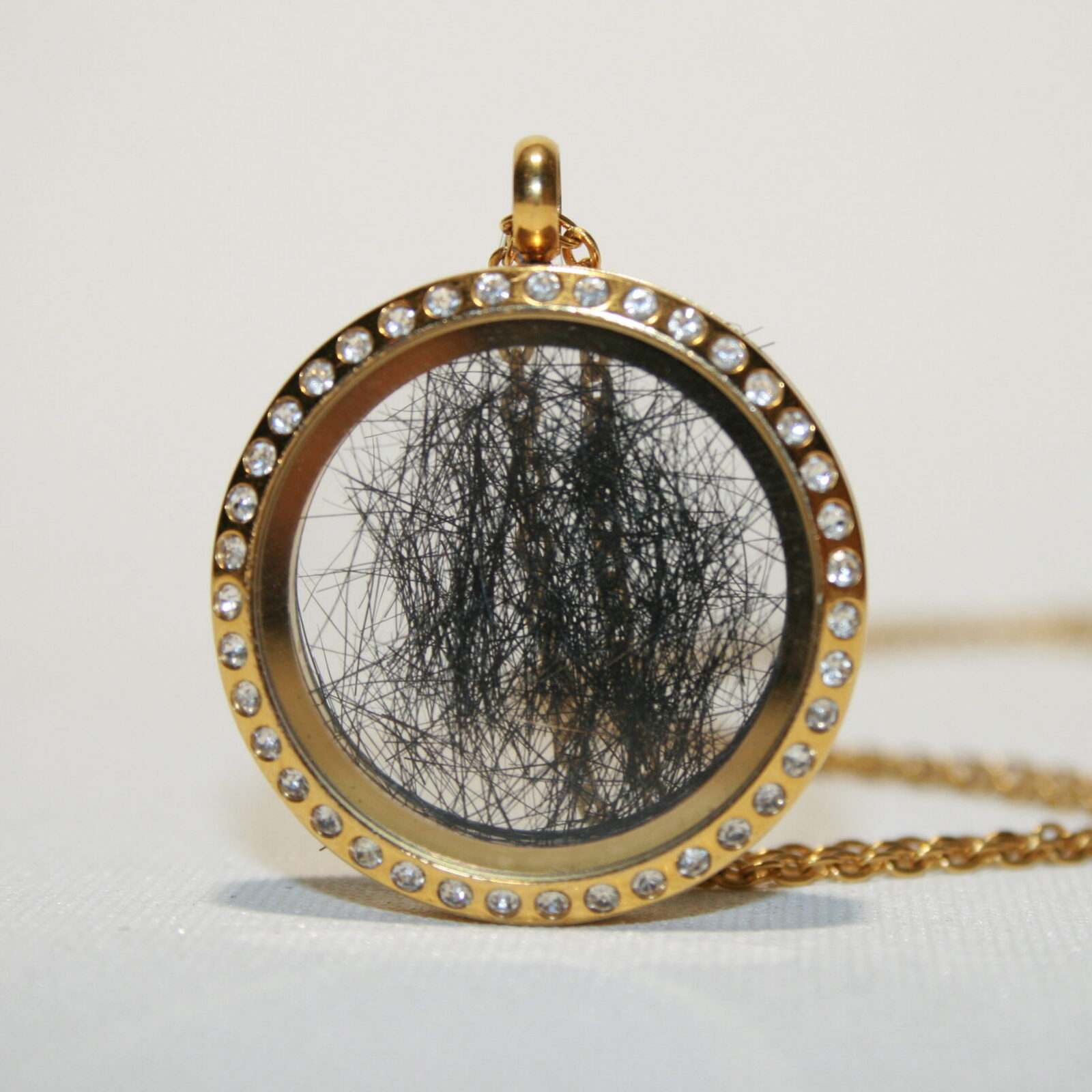 Kultainen lasimedaljonki kivillä, muistokoru - Image 3