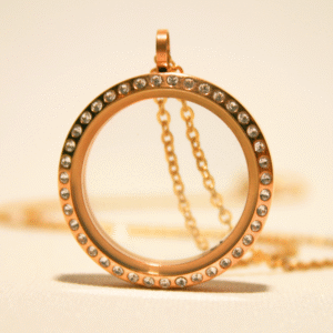 Guldfärgad glasmedaljong med stenar, minnessmycke