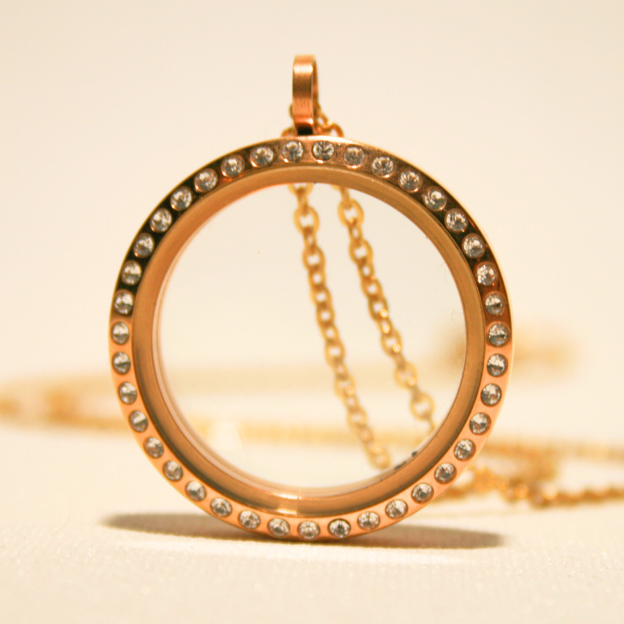 Kultainen lasimedaljonki kivillä, muistokoru