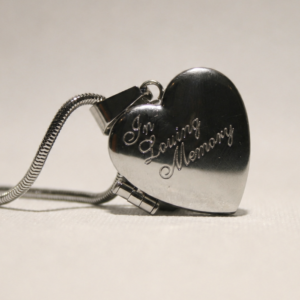 In Loving Memory medaljonki